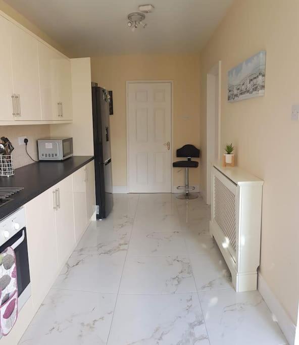 3 Bedroom 3 Bathroom House, Dublin ลูกัน ภายนอก รูปภาพ