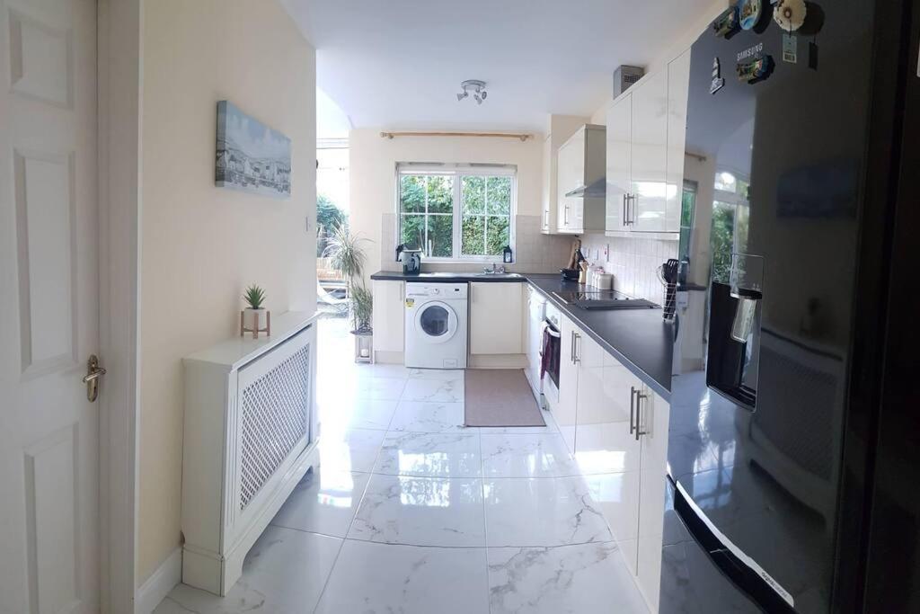 3 Bedroom 3 Bathroom House, Dublin ลูกัน ภายนอก รูปภาพ