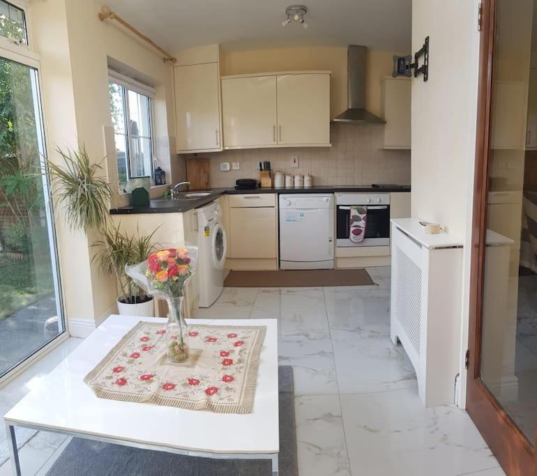 3 Bedroom 3 Bathroom House, Dublin ลูกัน ภายนอก รูปภาพ